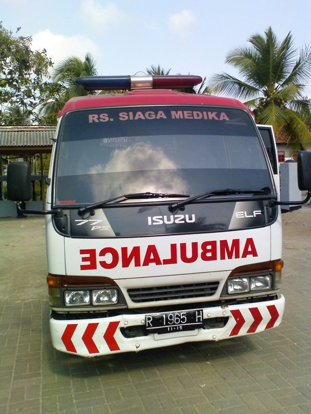 Mobil Ambulans Tim Medis RS Siaga Medika Banyumas yang Turut Serta dalam Kegiatan Pelayanan Kesehatan dan Pengobatan Gratis